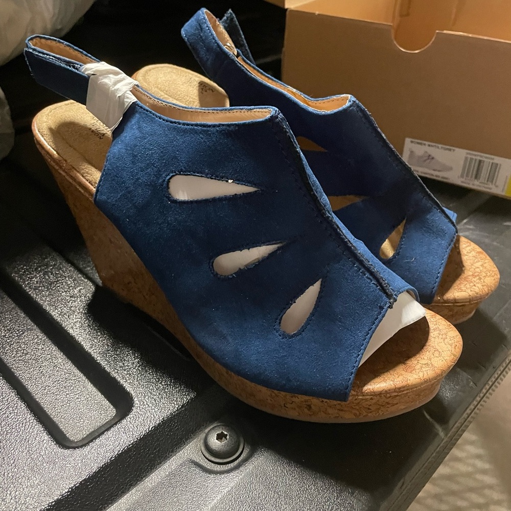 NWT Avon Cushion Walk Blue Wedge Sandals
